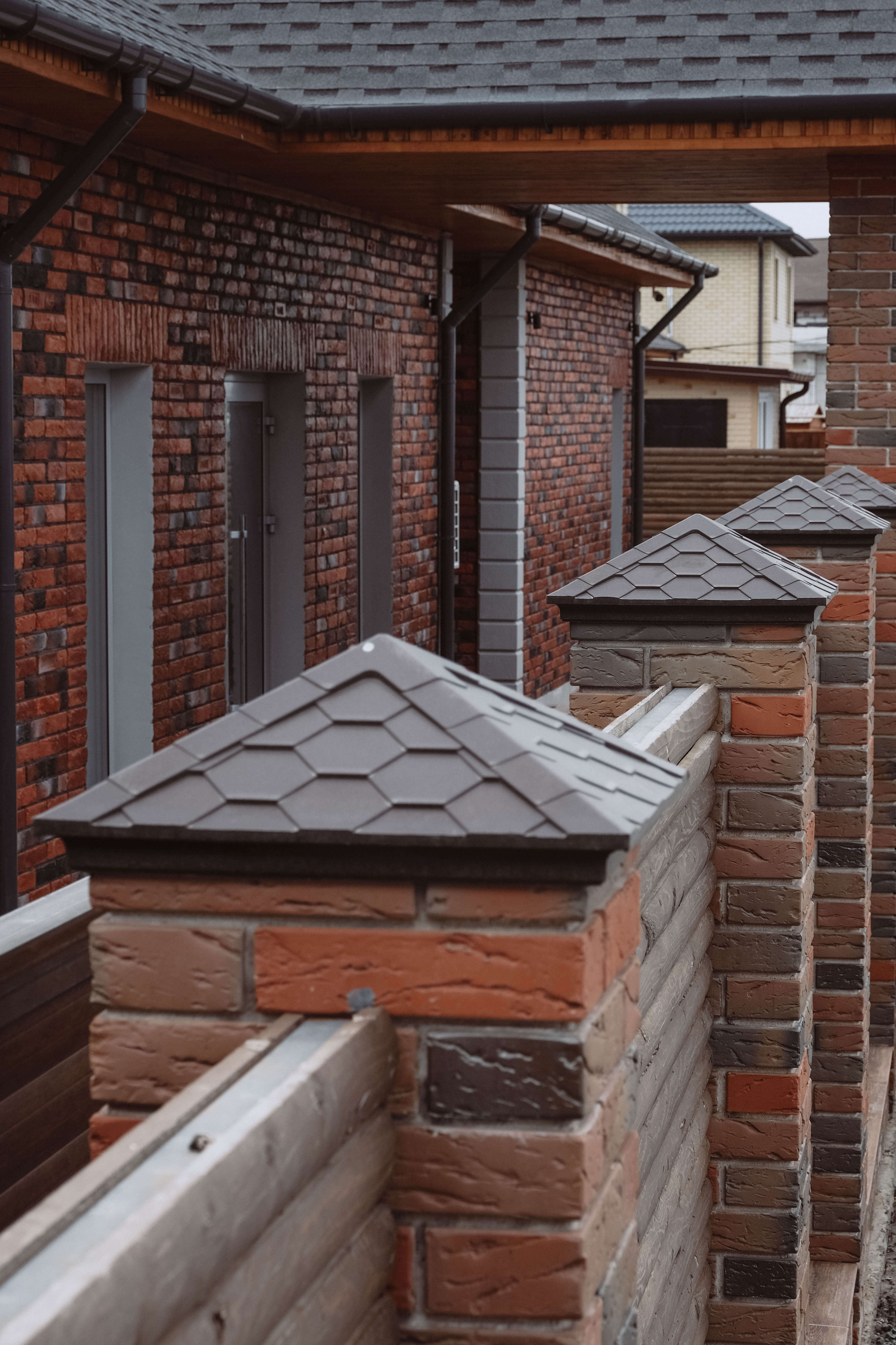 Колпак Zking Эверест Коричневый на столб 1.5х1.5 кирпича (390х390мм) в Евпатории фото